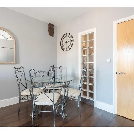 Riverside Apt - Heart Of The I Pass The Keys